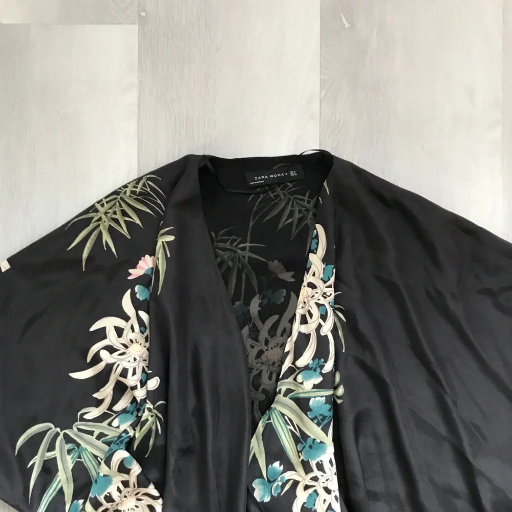 ZARA 100% SILK CARDIGAN BLACK FLORAL SATIN KIMONO OPEN JACKET WOMENS MEDIUM